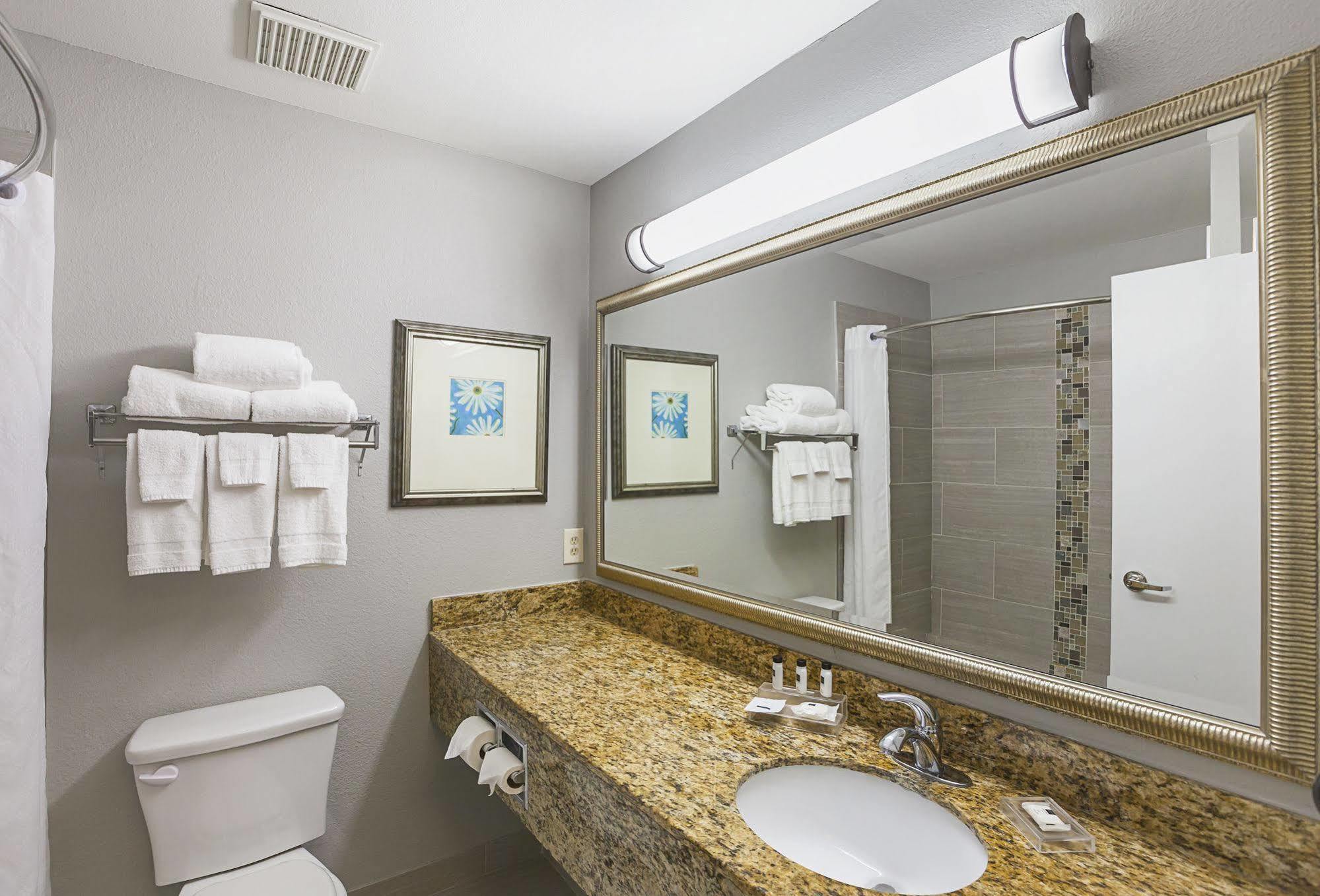 Country & By Radisson, Lewisville, Tx Hotel