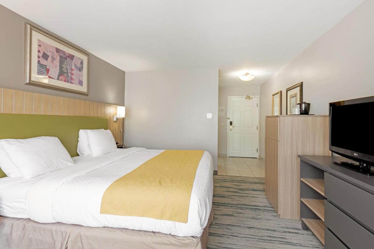 Hotel Country & By Radisson, Lewisville, Tx