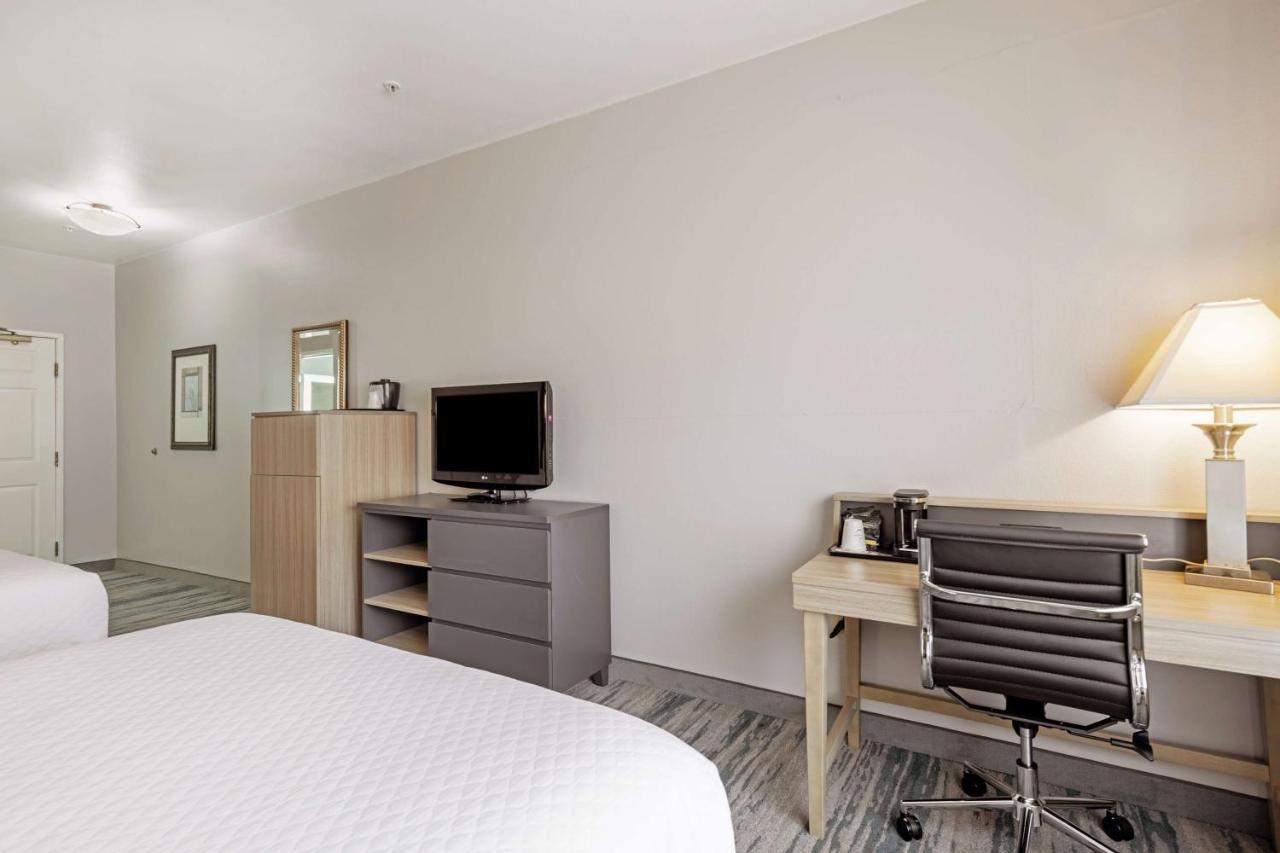 Country & By Radisson, Lewisville, Tx 2*